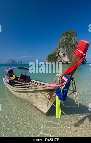 Longtail thailandais traditionnel bateau de pêche amarrés sur Phra Nang Beach, Ao Nang, près de Krabi, Thaïlande Banque D'Images