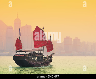 Une jonque traditionnelle de la voile dans le port de Victoria à Hong Kong. Banque D'Images