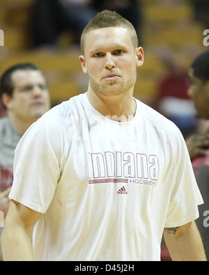 Bloomington, Indiana, USA. 5 mars, 2013. Indiana Hoosiers avant Derek Elston (32) se réchauffe avant un match de basket-ball de NCAA entre l'Université de l'Ohio et l'Indiana University à l'Assembly Hall à Bloomington, Indiana. Banque D'Images