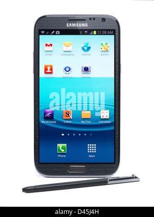 Samsung Galaxy Note 2 smartphone Android avec un stylo pointeur isolé sur fond blanc Banque D'Images