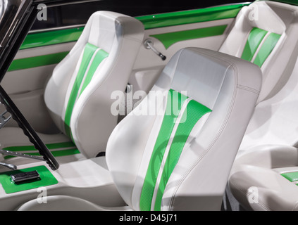 Voiture rétro classique intérieur personnalisé, blanc avec des sièges en cuir vert. Banque D'Images