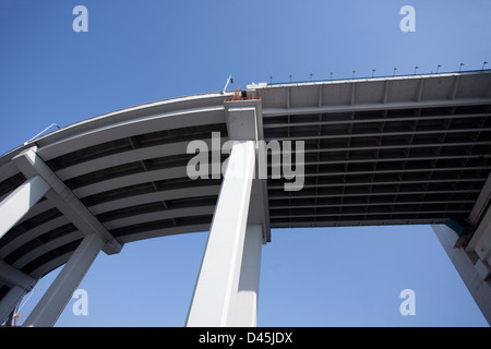 Frais généraux élevés de la construction de routes traversées avec ciel bleu Banque D'Images