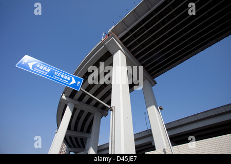 Frais généraux élevés de la construction de routes traversées avec ciel bleu Banque D'Images