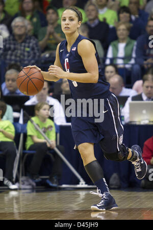 South Bend, Indiana, États-Unis. 4 mars, 2013. Virginia guard Caroline Dion (5) dribble le ballon de basket-ball de NCAA en action de jeu entre la Cathédrale Notre Dame Fighting Irish et le Connecticut Huskies au pavillon de Purcell à Joyce Center à South Bend, Indiana. Notre Dame a battu Minnesota 96-87 en triple prolongation. Banque D'Images