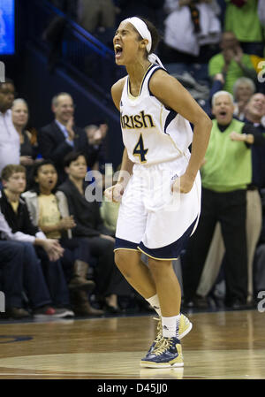 South Bend, Indiana, États-Unis. 4 mars, 2013. Notre Dame guard Skylar Diggins (4) réagit au cours de jeu de basket-ball de NCAA de l'action entre la Cathédrale Notre Dame Fighting Irish et le Connecticut Huskies au pavillon de Purcell à Joyce Center à South Bend, Indiana. Notre Dame a battu Minnesota 96-87 en triple prolongation. Banque D'Images