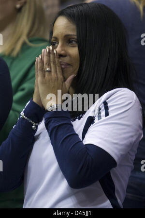 South Bend, Indiana, États-Unis. 4 mars, 2013. Skylar Diggins' mère devient émotionnel dans les derniers moments du jeu de basket-ball de NCAA de l'action entre la Cathédrale Notre Dame Fighting Irish et le Connecticut Huskies au pavillon de Purcell à Joyce Center à South Bend, Indiana. Notre Dame a battu Minnesota 96-87 en triple prolongation. Banque D'Images