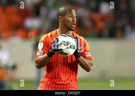 Houston, Texas, USA. 5 mars, 2013. Houston Dynamo defender Corey Ashe # 26 est de lancer la balle en jeu au cours de la Ligue des Champions de la CONCACAF football match quart de finale entre le Dynamo de Houston et Santos Laguna de la Liga BBVA Compass mexicain de stade à Houston, TX. Banque D'Images