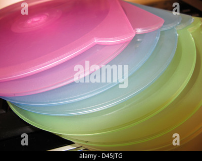 Pile de CD en plastique de couleur cas on laptop Banque D'Images