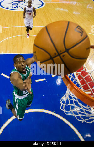 Philadelphia, États-Unis. 5 mars 2013 : Boston Celtics shooting guard Jordan Crawford (27) met en place le tir au cours de la NBA match entre les Boston Celtics et les Philadelphia 76ers au Wells Fargo Center de Philadelphie, Pennsylvanie. Les Boston Celtics battre les Philadelphia 76ers, 109-101. Banque D'Images