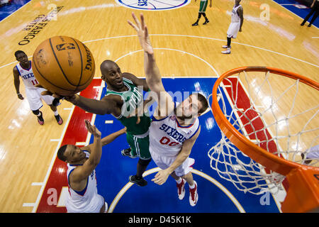 Philadelphia, États-Unis. 5 mars 2013 : Centre de Boston Celtics Kevin Garnett (5) met en place le tir comme Philadelphia 76ers center Spencer HAWES (00) tente de le bloquer avec petit ailier Evan Turner (12) provenant de l'arrière au cours de la NBA match entre les Boston Celtics et les Philadelphia 76ers au Wells Fargo Center de Philadelphie, Pennsylvanie. Les Boston Celtics battre les Philadelphia 76ers, 109-101. Banque D'Images