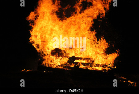 Feu de bois. L'Hawkshead balise sur Latterbarrow sur la Queens Jubilee, Banque D'Images