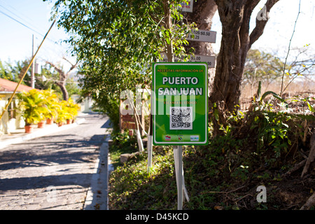 Un QR code sur une plaque de rue liens les visiteurs d'un site web local sur la route entre Suchitoto et le lac Suchitlan en El Salvador