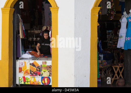 Une boutique et un café vendant des glaces. Une scène de rue à la ville coloniale de Suchitoto en El Salvador. Banque D'Images