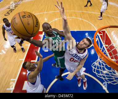 Mar 05, 2013 - Philadelphie, Pennsylvanie, États-Unis - Boston Celtics KEVIN GARNETT centre (5) met en place le tir comme Philadelphia 76ers center Spencer HAWES (00) tente de bloquer avec petit ailier EVAN TURNER (12) provenant de l'arrière au cours de la NBA match entre les Boston Celtics et les Philadelphia 76ers au Wells Fargo Center. Les Celtics a gagné 109-101. Banque D'Images