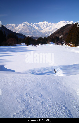 Le Japon Alpes vue du village en hiver Aoni Hakuba Banque D'Images