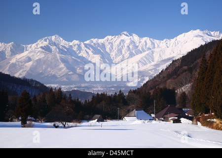 Le Japon Alpes vue du village en hiver Aoni Hakuba Banque D'Images