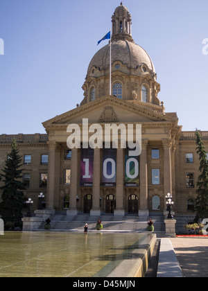 Assemblée législative de l'Alberta Entrée avec bannière. Un touriste s'enclenche une photo en face de l'assemblée législative. Banque D'Images