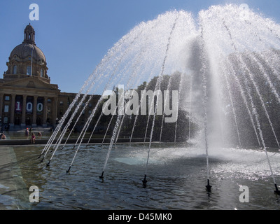 Fontaine de l'Assemblée législative de l'Alberta. La fontaine en face de l'édifice législatif crée un dôme virtuel qui fait écho à l'immeuble Banque D'Images