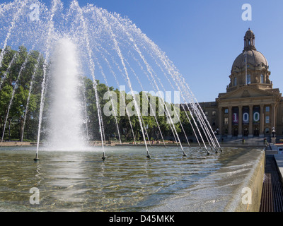 Fontaine de l'Assemblée législative de l'Alberta. La fontaine en face de l'édifice législatif crée un dôme virtuel qui fait écho à l'immeuble Banque D'Images