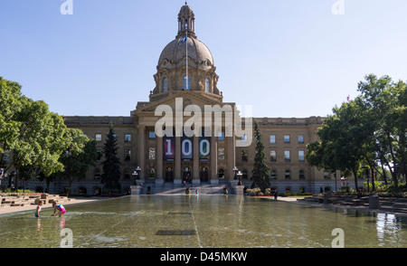 Assemblée législative de l'Alberta d'un miroir d'eau. La piscine en face de l'édifice de l'assemblée législative est devenue un spot de refroidissement en été Banque D'Images