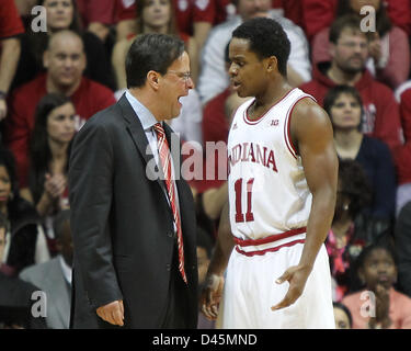 Bloomington, Indiana, USA. 5 mars, 2013. L'entraîneur-chef de l'Indiana Hoosiers Tom Crean parle de Indiana Hoosiers guard Kevin Ferrell (11) au cours d'un match de basket-ball de NCAA entre l'Université de l'Ohio et l'Indiana University à l'Assembly Hall à Bloomington, Indiana. Mécontents de l'état de l'Ohio # 2 Indiana 67-58. Banque D'Images