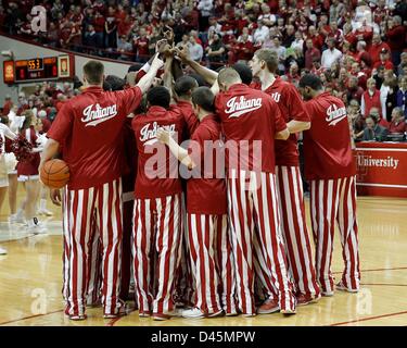 Bloomington, Indiana, USA. 5 mars, 2013. Indiana Hoosiers trainent jusqu'au cours d'un match de basket-ball de NCAA entre l'Université de l'Ohio et l'Indiana University à l'Assembly Hall à Bloomington, Indiana. Mécontents de l'état de l'Ohio # 2 Indiana 67-58. Banque D'Images