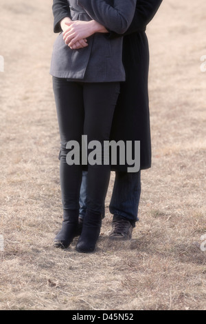 Detail shot of a man hugging une femme Banque D'Images