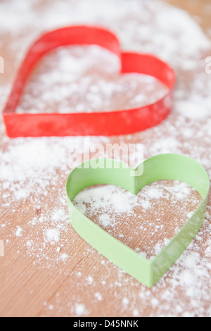 Libre d'épices en forme de coeur et coupe-pâte de biscuit Banque D'Images