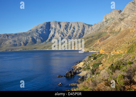 Une vue sur False Bay à partir de la Scenic Drive Clarence (la R44), entre Gordon's Bay et Rooiels dans le Western Cape, Afrique du Sud. Banque D'Images