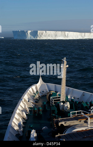 Les passagers à la recherche de la beauté de la Canal Lemaire dans l'Antarctique depuis les ponts d'un navire de croisière Banque D'Images