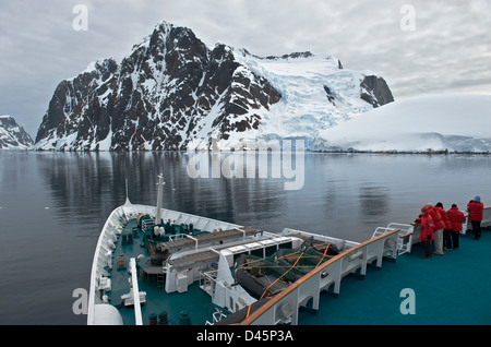 Les passagers à la recherche de la beauté de la Canal Lemaire dans l'Antarctique depuis les ponts d'un navire de croisière Banque D'Images