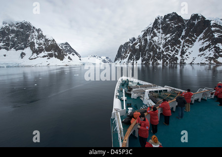 Les passagers à la recherche de la beauté de la Canal Lemaire dans l'antarctique depuis les ponts d'un navire de croisière Banque D'Images