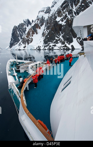 Les passagers à la recherche de la beauté de la Canal Lemaire dans l'Antarctique depuis les ponts d'un navire de croisière Banque D'Images