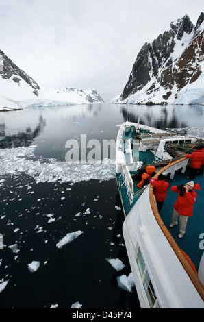 Les passagers à la recherche de la beauté de la Canal Lemaire dans l'antarctique depuis les ponts d'un navire de croisière Banque D'Images