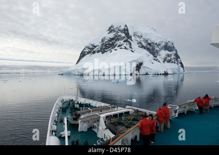 Les passagers à la recherche de la beauté de la Canal Lemaire dans l'Antarctique depuis les ponts d'un navire de croisière Banque D'Images