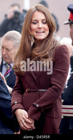 Grimsby, Royaume-Uni. 5 mars, 2013. Catherine duchesse de Cambridge visite le service d'incendie et de sauvetage de Humberside, Peaks Lane Fire Station, lors d'une visite officielle dans le port de Grimsby, Grande-Bretagne, 05 mars 2013. Photo : PRE-Albert Nieboer/dpa/Alamy Live News Banque D'Images