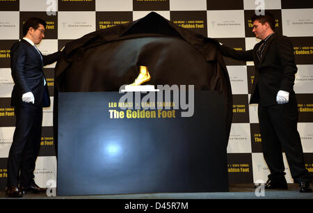Tokyo, Japon. 6 mars, 2013. Rodrigo Messi, droite, frère aîné de quatre-temps FIFA Ballon d'Or Lionel Messi du FC Barcelone, dévoile "Le Pied d'or' pour une avant-première à Tokyo le mercredi 6 mars 2013. La 25 carats, objet de la moule en fonte de la super star soccer's pied gauche, est en vente pour 5 217 226 $ US à la Tokyo Ginza Tanaka "bijouterie". à gauche est Masakazu Tanaka, praesident de la boutique. (Photo de Natsuki Sakai/AFLO/Alamy Live News) Banque D'Images