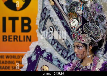 Un danseur indonésien pose avant la cérémonie d'ouverture pour l'ITB Berlin à Berlin, Allemagne, 05 mars 2013. Le tourisme équitable est ouvert du 06 au 10 mars 2013 et cette année, le partenaire officiel est l'Indonésie. Photo : Soeren Stache Banque D'Images