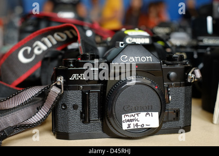 Vintage cameras pour la vente à un marché local, l'appareil photo de Sydney. Banque D'Images