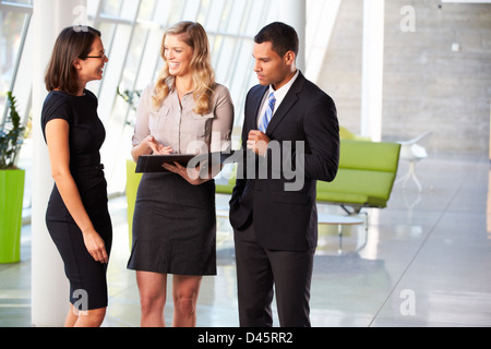 Businesspeople Having Informal Meeting in Modern Office Banque D'Images