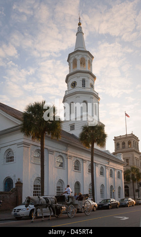 Calèche tour historique en face de St Michael's Episcopal Church, Charleston, Caroline du Sud, USA Banque D'Images