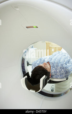 Un patient passe par un scanner Banque D'Images