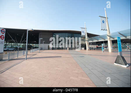 L'architecture contemporaine de la station de métro North Greenwich avec passage couvert menant à l'O2 arena Banque D'Images