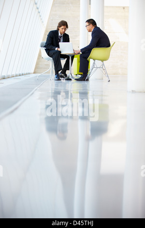 Réunion d'affaires avec ordinateur portable in Modern Office Banque D'Images