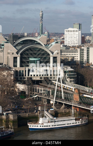 La gare de Charing Cross et Hungerford Bridge Banque D'Images