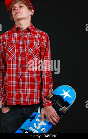 Adolescent avec skateboard Banque D'Images