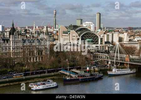 La gare de Charing Cross et Hungerford Bridge Banque D'Images