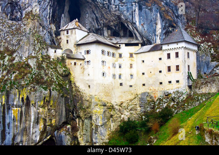 Un château médiéval niché sur la roche en Slovénie. Banque D'Images