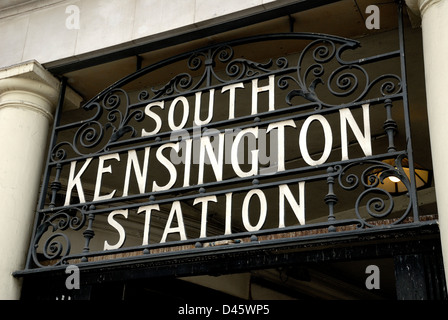 Londres, Angleterre, Royaume-Uni. La station de métro South Kensington Banque D'Images