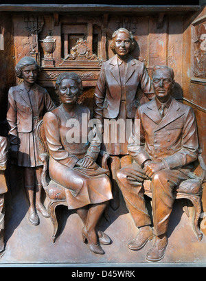 Londres, Angleterre, Royaume-Uni. Philip Jackson Memorial (2009) ; à la reine Elizabeth la reine mère, dans le centre commercial. Séance Famille royale Banque D'Images